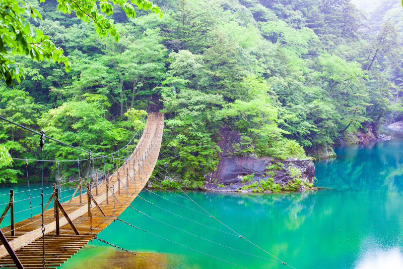 寸又峡・夢のつり橋の澄んだ湖面