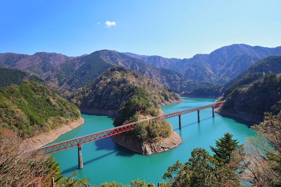 Oku-Oi Laketop Station on its peninsula in the emerald waters of Lake Sesso
