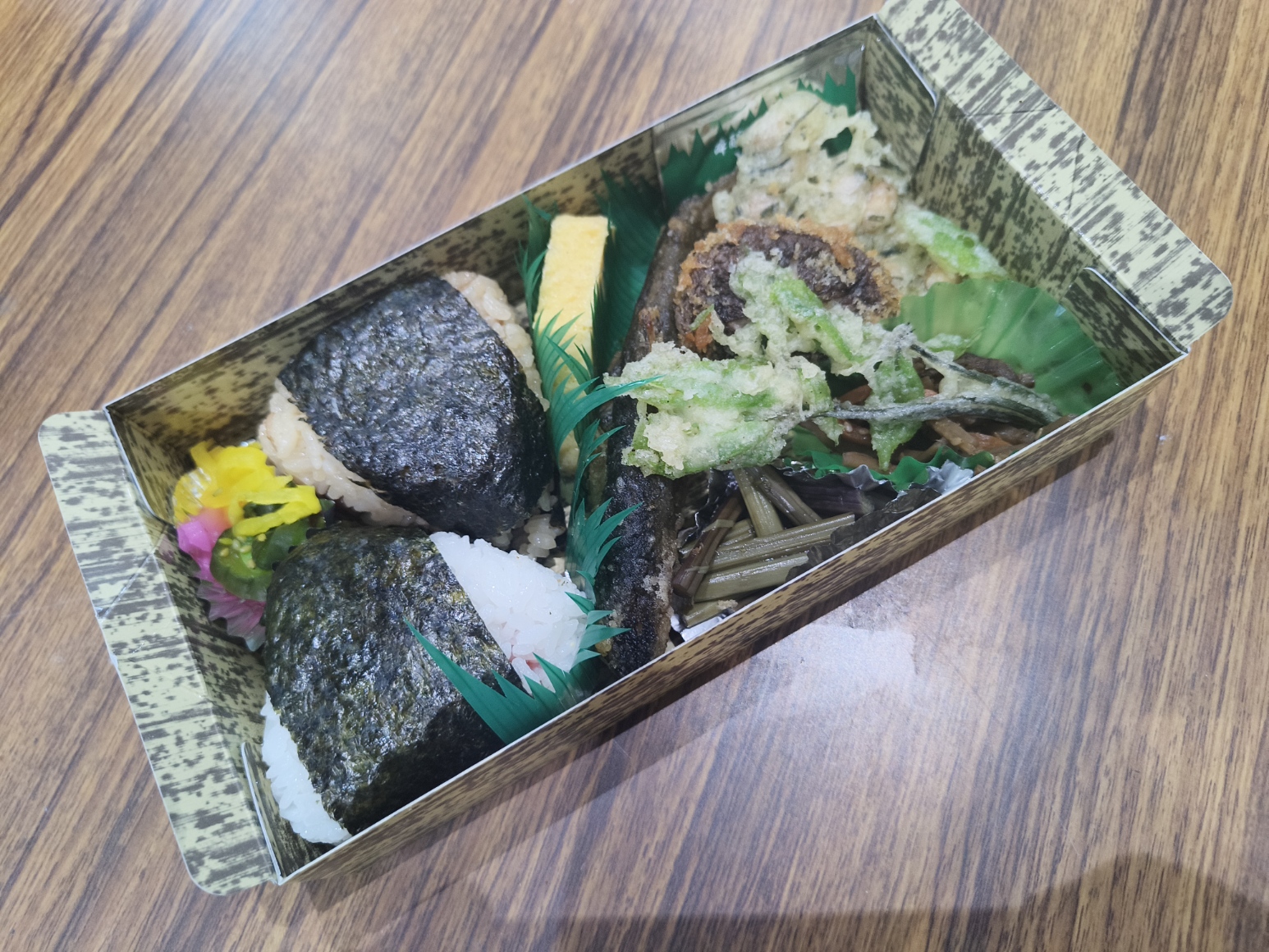 ゑびすや食堂謹製のお弁当とトロッコ列車の車窓
