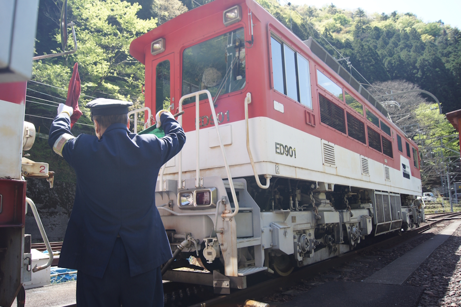 アプトいちしろ駅で行われるアプト式電気機関車ED90形の連結作業
