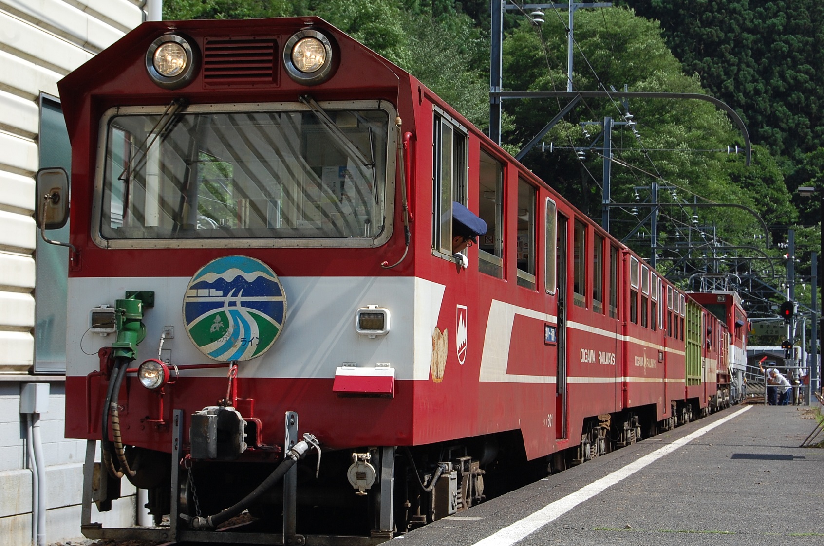 アプトいちしろ駅に停車するトロッコ列車