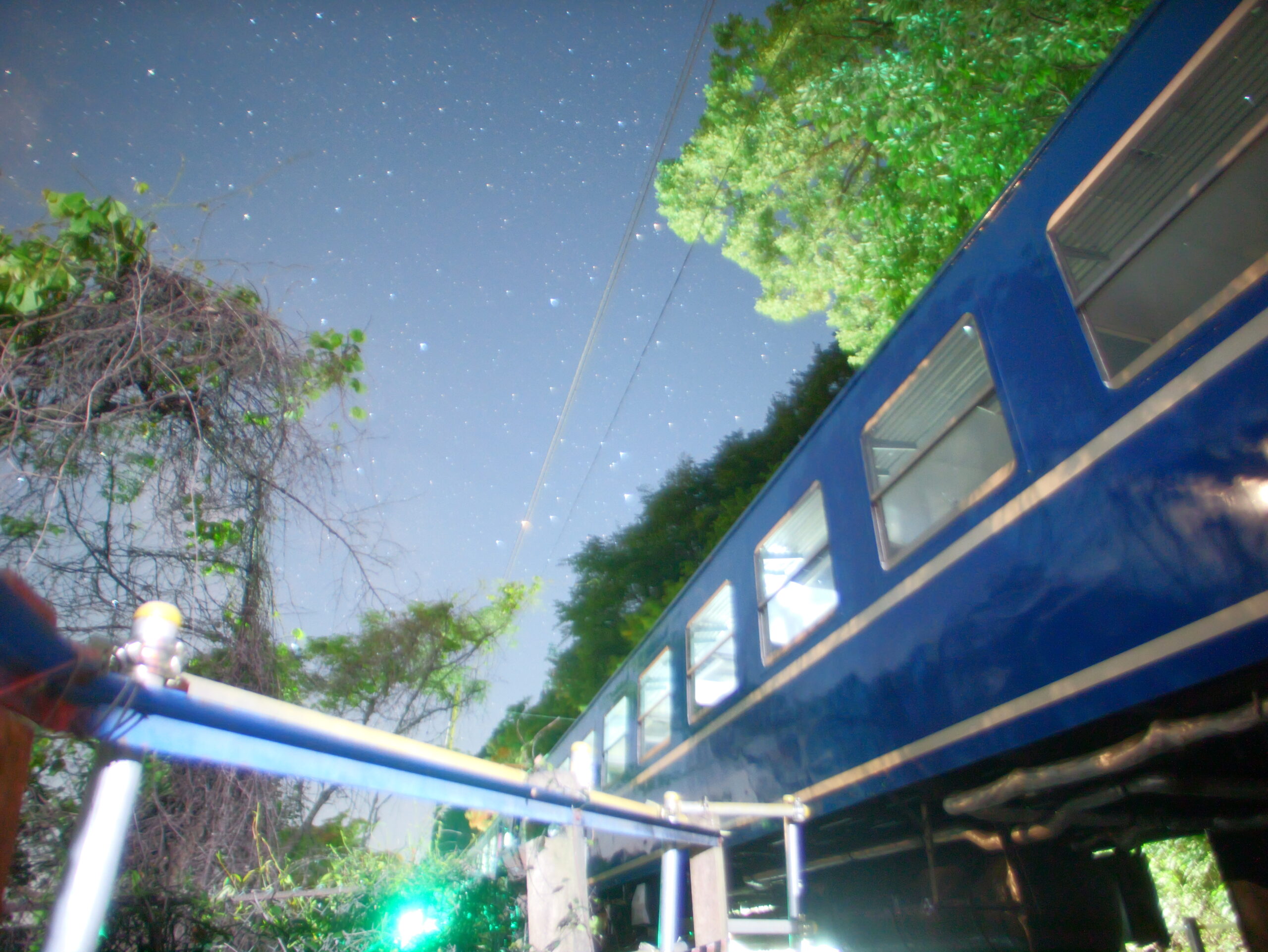 深夜の駅で長時間停車する夜行急行の外観