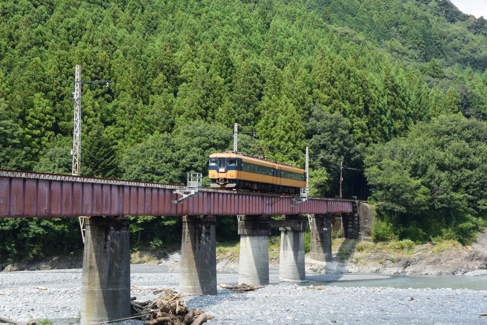 大井川本線を走る16000系