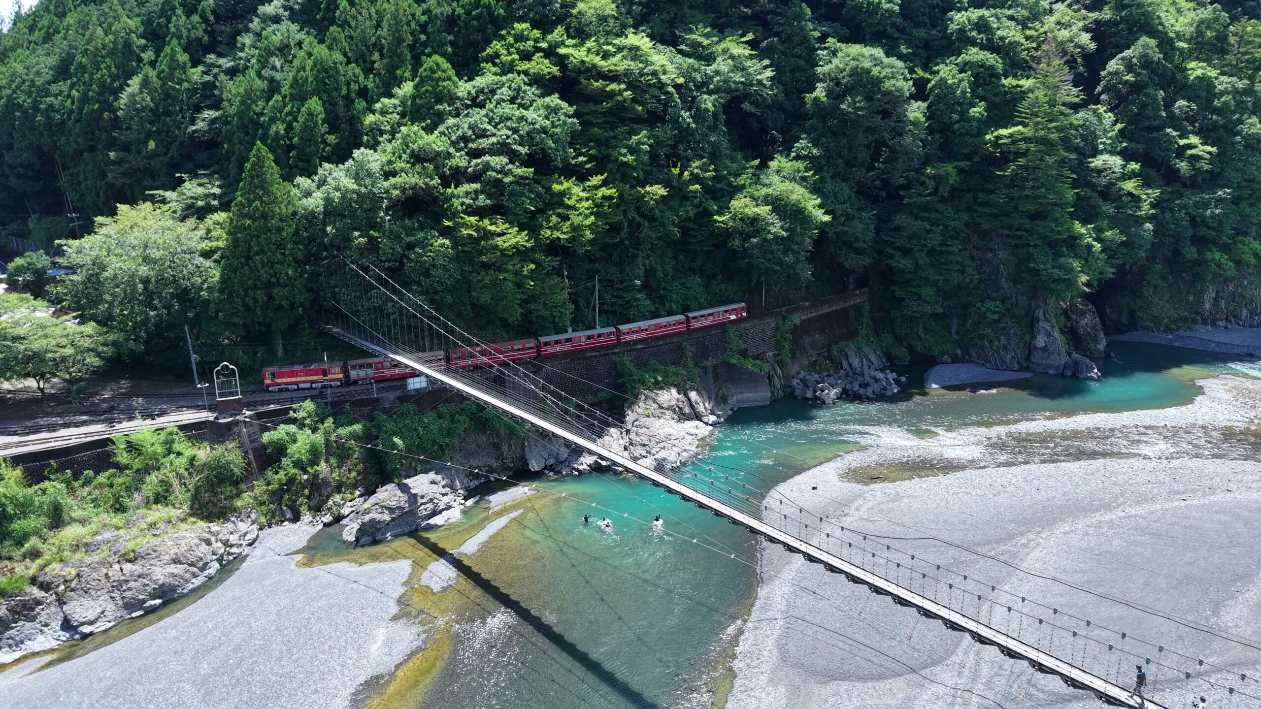 南アルプスあぷとラインの走る奥大井の渓谷