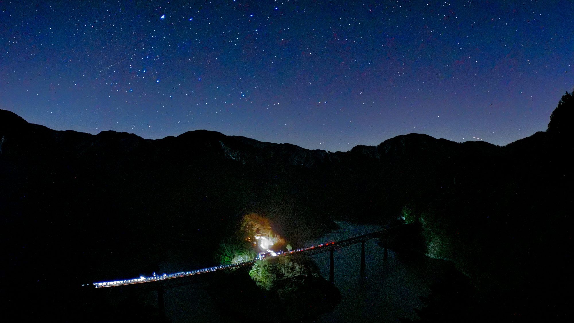 星空の下、奥大井レインボーブリッジを渡る星空列車