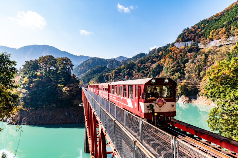 湖にかかる鉄橋を渡る南アルプスあぷとライン