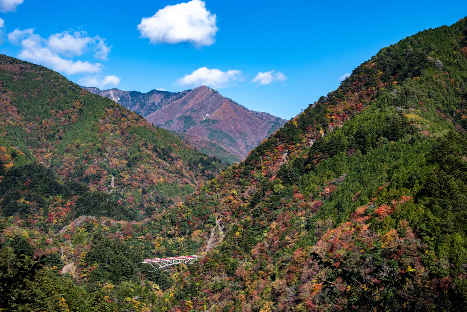 紅葉に色づく山々