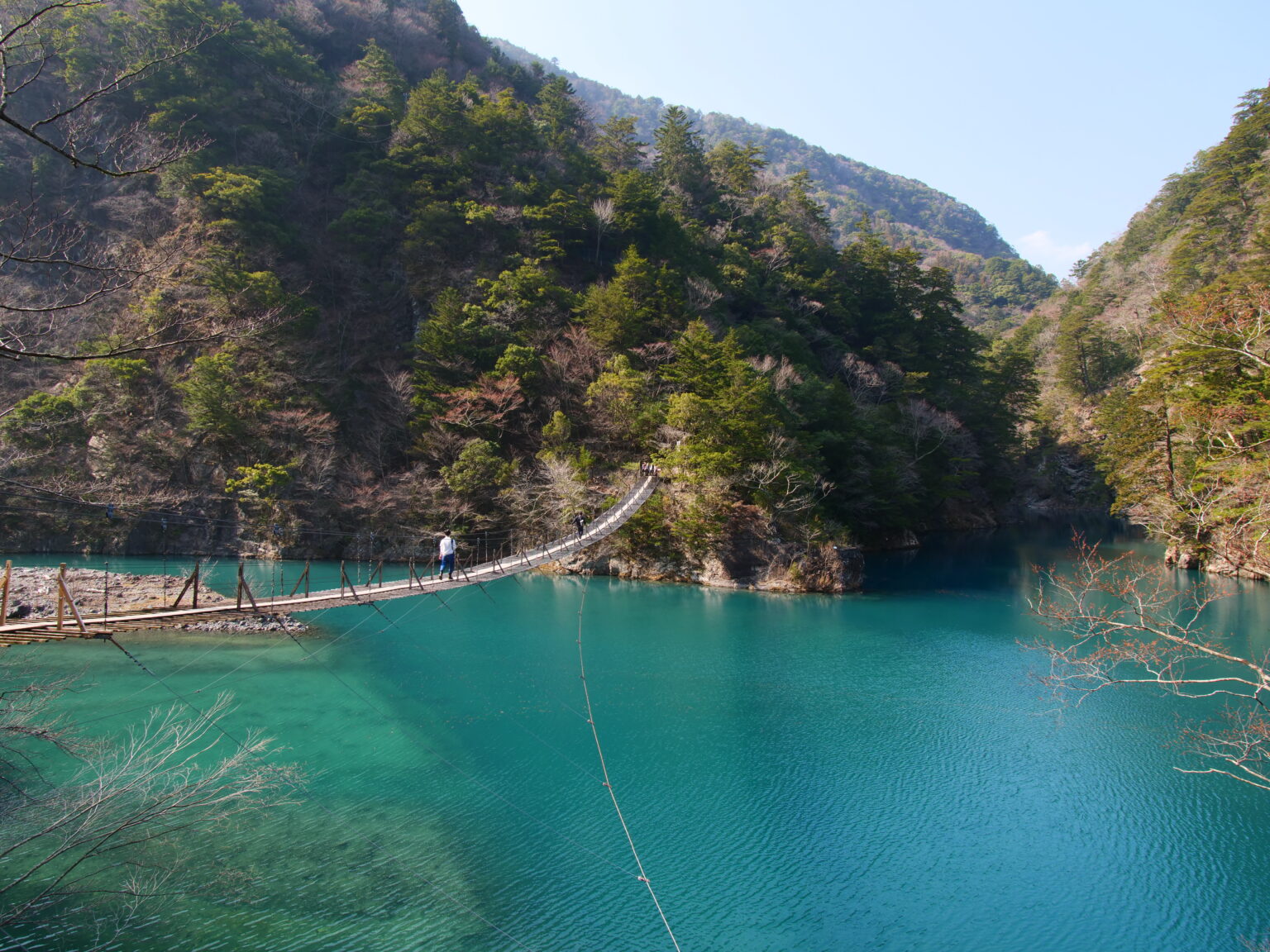 エメラルドグリーンの湖にかかる寸又峡の夢のつり橋