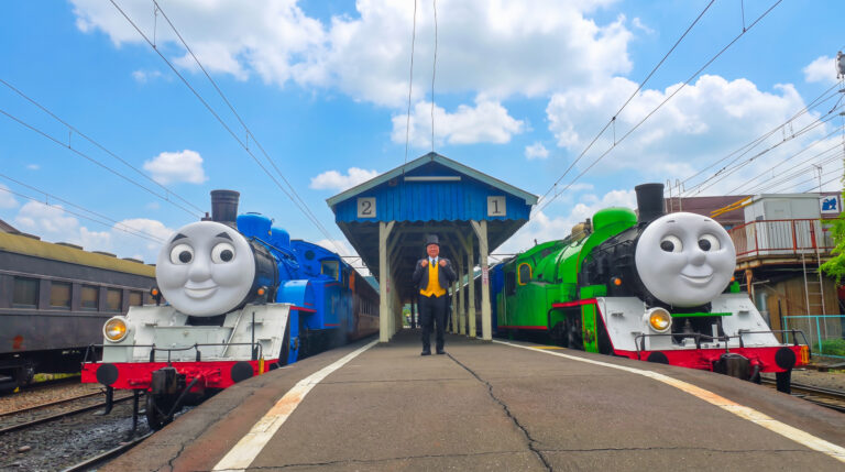 駅に並んだきかんしゃトーマス号ときかんしゃパーシー号