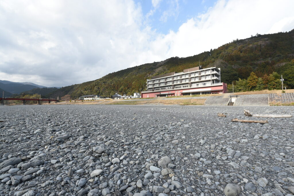 大井川の河原に建つ川根温泉ホテル