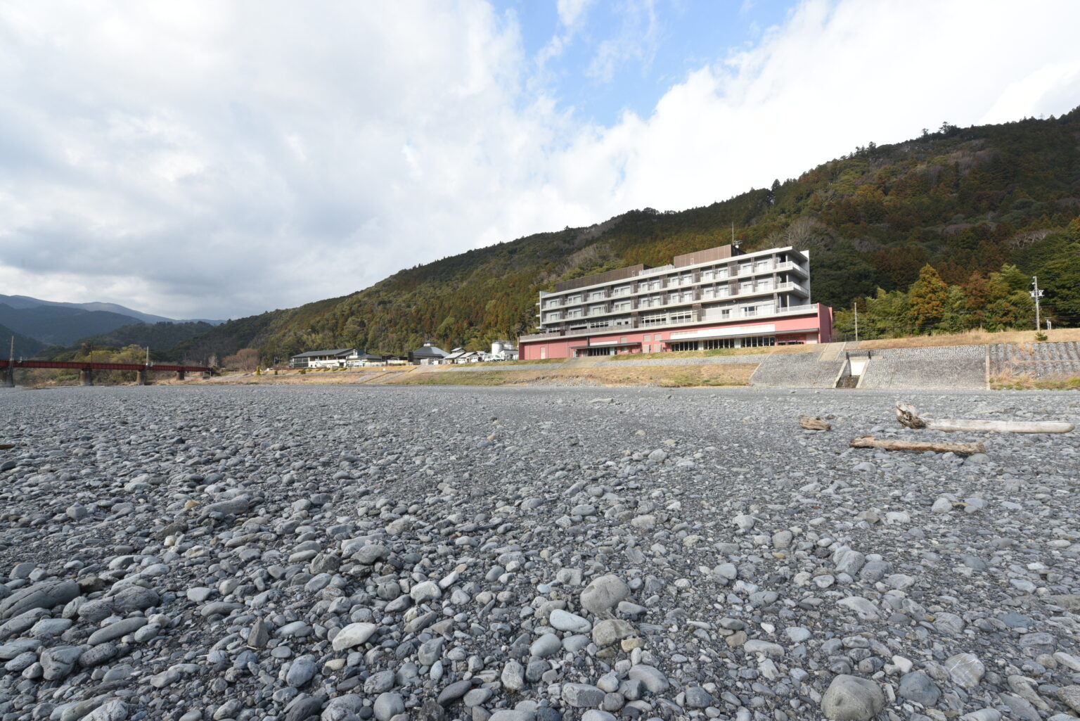 大井川の河原から見た川根温泉ホテル